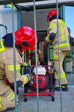 Zadymienie w bloku przy ul. Ostroroga w Lesznie-11910