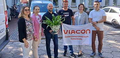 Pracownicy firmy ViaCon jeździli do pracy rowerami i pomogli trzem rodzinom-78413