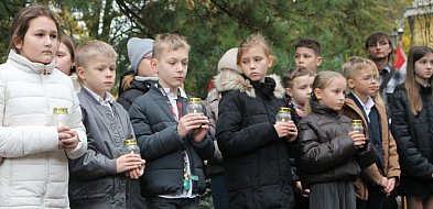 Uczniowie zapalili 20 zniczy dla 20 ofiar zbrodni z 21 października (zdjęcia)-79470