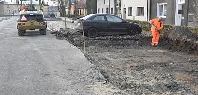 Samochód blokuje budowę parkingu na Rynku Zaborowskim w Lesznie-80540