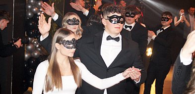 Uczniowie Ekonomika zrzucili peleryny i zatańczyli Poloneza (zdjęcia,filmy)