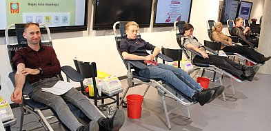 Samorządowa kropla krwi w bibliotece. I to niejedna (zdjęcia, film)