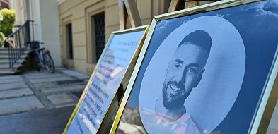 Spontaniczna zbiórka karmy to hołd dla posła.  Jest i przykra strona tej akcji