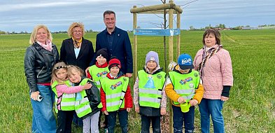 Dzieci z przedszkoli w Lesznie sadziły miododajne drzewa (zdjęcia)