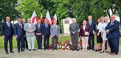 W Lesznie odsłonięto tablicę Marii i Lecha Kaczyńskich (zdjęcia, film)