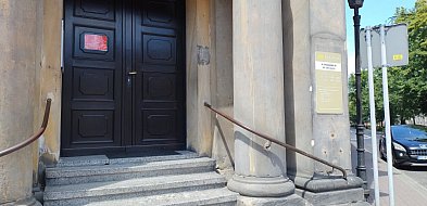 Tabliczka wprowadza ludzi w błąd. Dla seniorów to duży kłopot (zdjęcia)