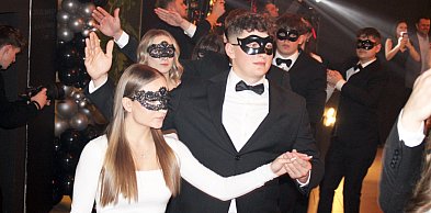 Studniówka ZSE w Lesznie w Kontrabasie w Rojęczynie (zdjęcia)