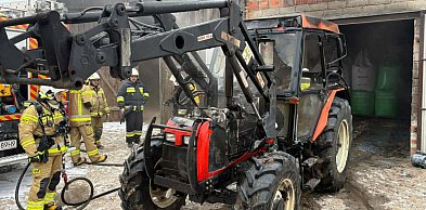 W gospodarstwie palił się ciągnik rolniczy. Był ogrzewany farelką (zdjęcia)