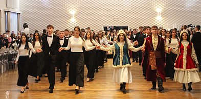 Studniówka ZS nr 4 w Lesznie. Polonez w strojach szlacheckich (zdjęcia, film)