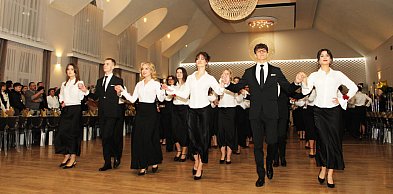 Studniówka II LO. Polonez największy w historii szkoły (zdjęcia, film)