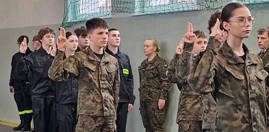 Uczniowie 2 klas złożyli ślubowanie i stali się kadetami (zdjęcia, film)