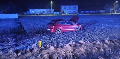 Samochód wypadł z drogi i wjechał na pole (zdjęcia)