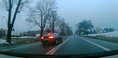 Brawurowa jazda 19-latki. Wpadła, bo nagrał ją inny kierowca (film)