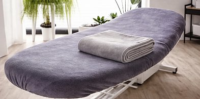 Jak wybrać pokrowiec na łóżko kosmetyczne i idealne koce kosmetyczne do gabinetu?