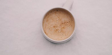 Poranna kawa a koncentracja – dlaczego jakość ziaren ma większe znaczenie, niż myś