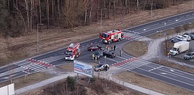 Trzy auta zderzyły się na krzyżówce w Lesznie (zdjęcia)