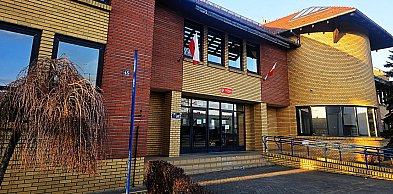 Obcy mężczyżni pod szkołą w Lesznie. Apel do rodziców!