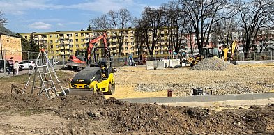 Nowe boisko wielofunkcyjne buduje się w Lesznie (zdjęcia)