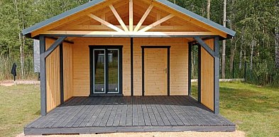 Drewniana architektura przydomowa. Jak zorganizować miejsce do relaksu i parkowani