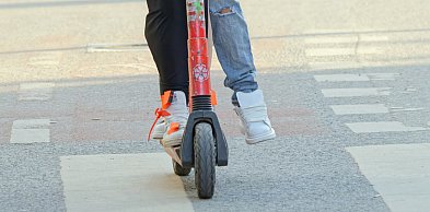 Dwoje nielatów na jednej hulajnodze, a za nimi policjanci. Sprawa trafi do sądu