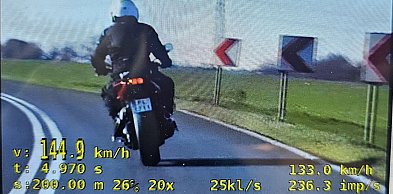 Wjechał w sezon i od razu stracił prawo jazdy za nadmierną prędkość