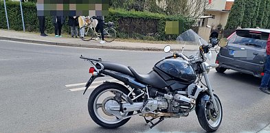 Motocyklista w szpitalu po zderzeniu z osobówką (zdjęcia)
