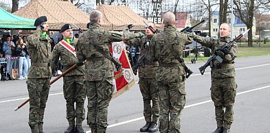 Kilkaset osób na przysiędze w jednostce wojskowej w Lesznie (zdjęcia)