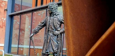 Pomnik króla Stanisława Leszczyńskiego stanął przed biblioteką. O co tu chodzi?