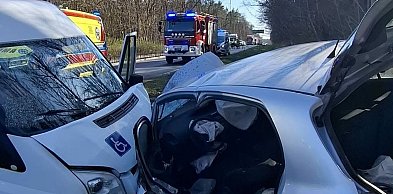 Zderzenie busa i osobówki. Strażacy informują: 5 osób trafiło do szpitala