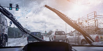 Smugi na przedniej szybie to nie tylko kwestia estetyki - jak ograniczona widoczno