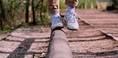 Praca stojąca a zdrowie stóp – jak przetrwać 8 godzin bez bólu pięty?