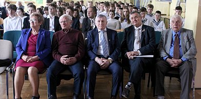 Marynarze z okrętu wojennego ORP Błyskawica w SP nr 2 Lesznie (zdjęcia)