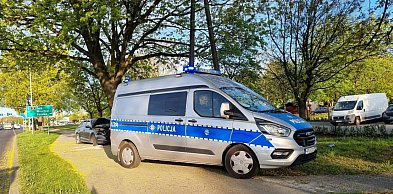 Poranny wypadek w Lesznie. Samochód uderzył w drzewo (zdjęcia)