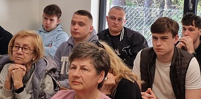 Seniorzy i uczniowie ZST na placu manewrowym (zdjęcia)