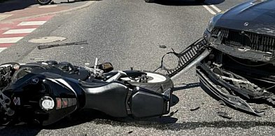 Zderzenie motocyklisty z samochodem. Jedna osoba w szpitalu