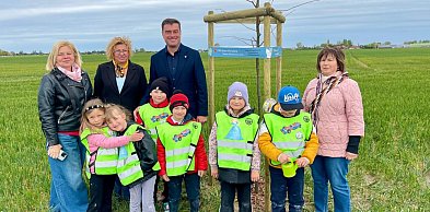 Dzieci z przedszkoli w Lesznie sadziły miododajne drzewa (zdjęcia)