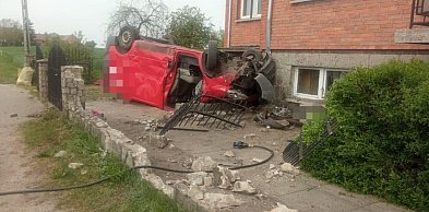Pijany kierowca z zakazem jazdy wpadł autem na posesję i dachował (zdjęcia)