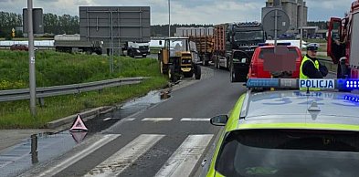 Melasa na jezdni. Wylała się z beczek. Interweniowali strażacy