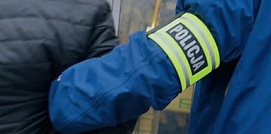 Zabrał traktor, aby wyciągnąć auto. Poszedł siedzieć za grzywny