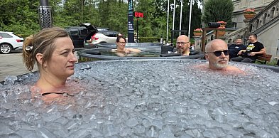 We Włoszakowicach biją rekord. 24h w lodowatej wodzie (zdjęcia, film)