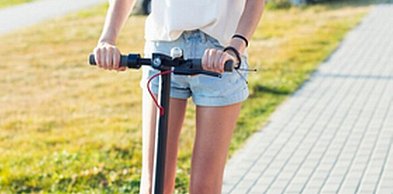 Wypadek na Nowym Świecie. 12-latka na hulajnodze trafiła do szpitala