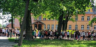 Alarmy bombowe w szkołach. 850 ewakuowanych osób (zdjęcia, film)