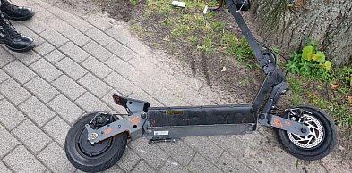 Pijani na hulajnogach. Jednym z nich był 16-latek, drugi wjechał w drzewo
