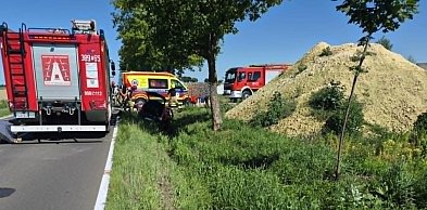 Auto wjechało do rowu. Za kierownicą młoda kobieta (zdjęcia)