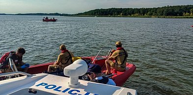 Wskoczył do wody, nie wypłynął. Nadal trwa akcja poszukiwawcza (zdjęcia)