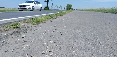 Samochody wyrzucają kamienie na ścieżkę rowerową
