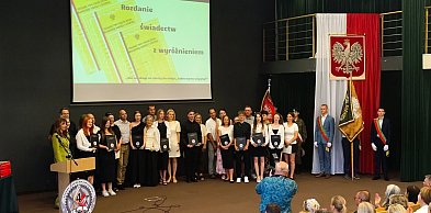 Koniec roku szkolnego. Zobaczcie jak to wyglądało w SP 9 i ZS 4 (zdjęcia)