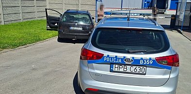 Jechał za szybko, uciekał przed policją. Chciał się zamienić miejscami z pasażerem