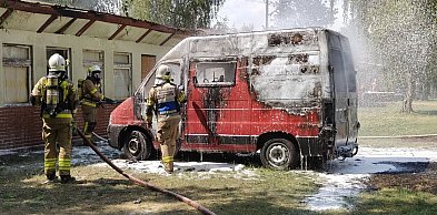 W Boszkowie Letnisku spalił się samochód dostawczy (zdjęcia)