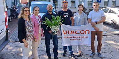 Pracownicy firmy ViaCon jeździli do pracy rowerami i pomogli trzem rodzinom-78413